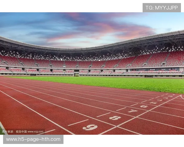 夜间田径赛首次试行，灯光效果获好评，夜晚田径场跑道照片